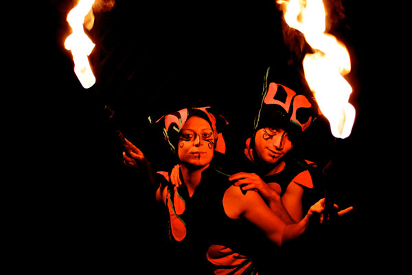 fire clubs, swing and spinning, fire performance in Australia. Will-o'-the-Wisp Fire Circus jugglers