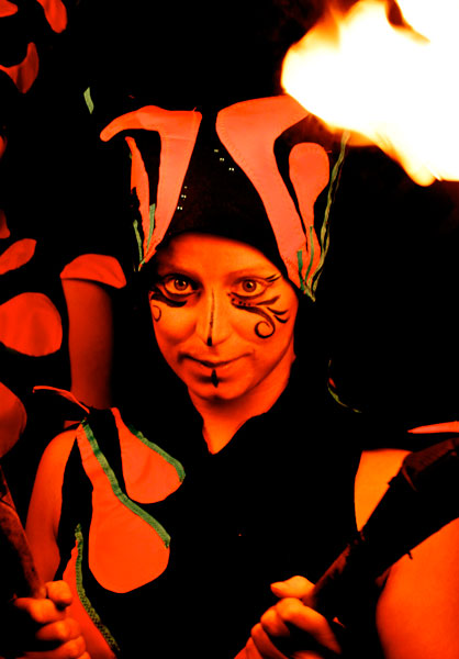 fire clubs, swing and spinning, fire performance in Australia. Will-o'-the-Wisp Fire Circus jugglers